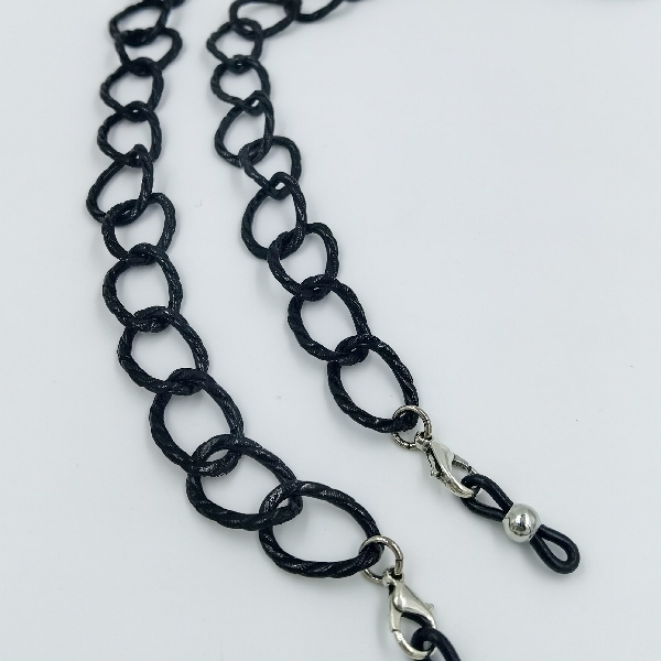 Black circles chain 